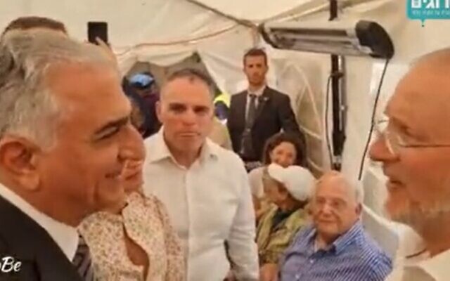 Reza Pahlavi, fils du dernier shah d'Iran, à gauche, rencontrant Leo Dee, à droite, lors d'une présentation de condoléances dans l'implantation d'Efrat en Cisjordanie, le 18 avril 2023 (Crédit : Capture d'écran Srugim ; utilisée conformément à l'article 27a de la loi sur le droit d'auteur). Reza Pahlavi, fils du dernier shah d'Iran, à gauche, rencontrant Leo Dee, à droite, lors d'une présentation de condoléances dans l'implantation d'Efrat en Cisjordanie, le 18 avril 2023 (Crédit : Capture d'écran Srugim ; utilisée conformément à l'article 27a de la loi sur le droit d'auteur).