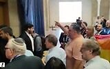 Des manifestants scandent des slogans devant la pièce où l’auteur de la réforme judiciaire, le député Simcha Rothman, tient une réunion lors du Congrès Sioniste Mondial, à Jérusalem, le 21 avril 2023 (Screencapture/Walla : utilisé conformément à l’article 27a de la loi sur les droits d’auteur)