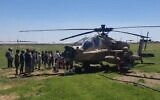 Capture d'écran d'un hélicoptère militaire Apache qui s'est posé aux abords du Kibboutz Ga'ash en raison d'une panne technique, le 26 avril 2023. (Twitter. Used in accordance with Clause 27a of the Copyright Law)