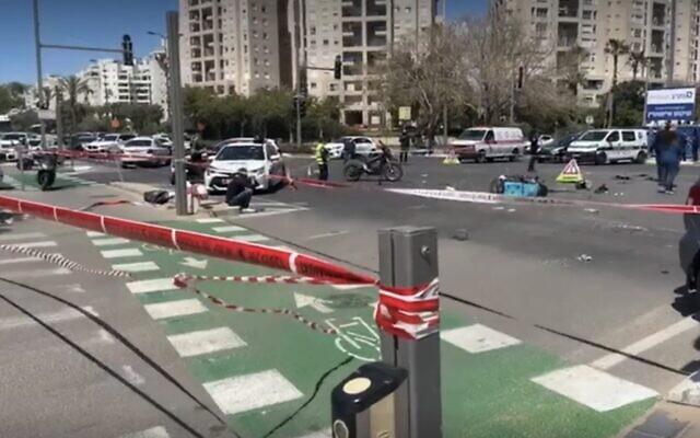 Capture d'écran d'une vidéo montrant la scène d'une collision meurtrière à Tel Aviv, le 30 avril 2023. (Crédit : Magen David Adom)