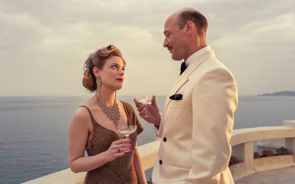 Gillian Jacobs dans le rôle de Mary Jayne Gold et Corey Stoll dans celui du consul général américain à Marseille, Graham Patterson, dans 'Transatlantic' (Crédit : Anika Molnar/Netflix 2023)