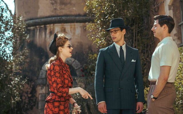 Gillian Jacobs dans le rôle de Mary Jayne Gold, Cory Michael Smith dans celui de Varian Fry et Amit Rahav, Thomas Lovegrove dans Transatlantic (Crédit : Anika Molnar/Netflix 2023)