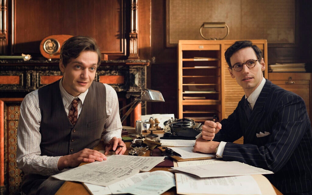 Lucas Englander (à droite) interprète le rôle d'Albert Hirschmann et Cory Michael Smith, celui de Varian Fry dans 'Transatlantic' (Crédit : Anika Molnar/Netflix 2023)
