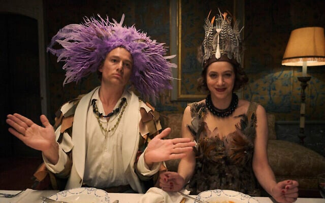 La mondaine et collectionneuse d’art américaine Peggy Guggenheim (Jodhi May) arrive à la Villa Air-Bel et persuade l’ERC d’organiser un anniversaire surréaliste pour l’artiste Max Ernst (Alexander Fehling), dans 'Transatlantic' (Crédit : Anika Molnar/Netflix 2023)