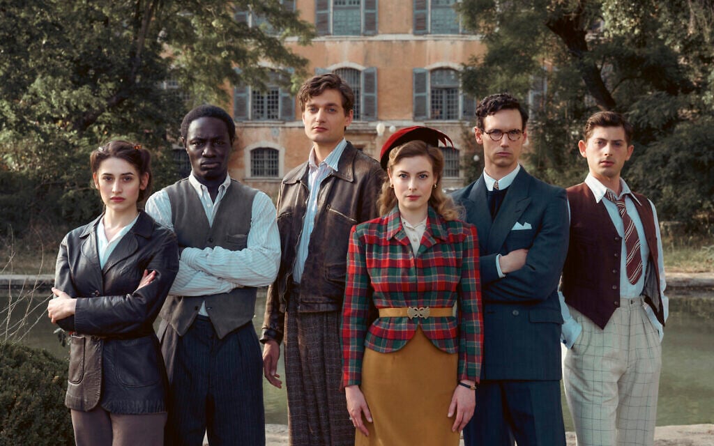 De droite à gauche : Deleila Piasko dans le rôle de Lisa Fittko, Ralph Amoussou dans celui de Paul Kandjo, Lucas Englander dans celui d'Albert Hirschmann, Gillian Jacobs dans celui de Mary-Jayne Gold, Cory Michael Smith dans celui de Varian Fry et Amit Rahav dans celui de  Thomas Lovegrove, une partie de la dostribution de 'Transatlantic' (Crédit : Anika Molnar/Netflix 2023)