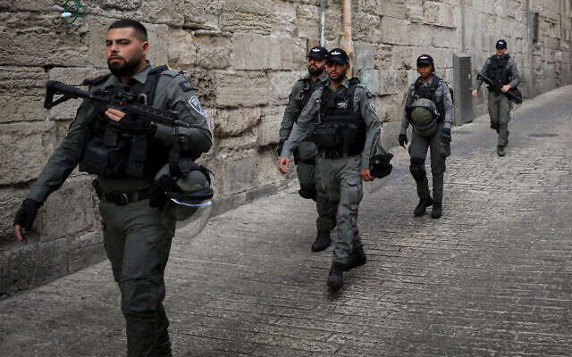 La police des frontières patrouille dans la Vieille Ville de Jérusalem pendant les fêtes de Pessah et du Ramadan, le 10 avril 2023. (Crédit : Jamal Awad/Flash90)