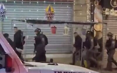 L'armée israélienne procède à une arrestation lors d'une opération à Jérusalem-Est au petit matin du 7 avril 2023. (Crédit : Capture d'écran : Twitter-utilisé conformément à la clause 27a de la loi sur le droit d'auteur)