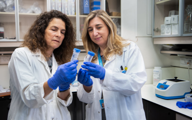 Michal Lotem, directeur de l'Institut de recherche sur le cancer de Hadassah (HCRI), à gauche, et Inna Ben David, technicienne de laboratoire en chef de l'HCRI. (Crédit : HCRI)