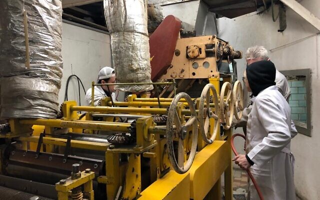 L'usine de fabrication de Matsa de la capitale ukrainienne de Kiev, le 1er mars 2023. (Crédit :  Federation of the Jewish Communities of Ukraine)