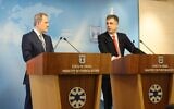 Le ministre des Affaires étrangères Eli Cohen, à droite, lors d'une conférence de presse avec son homologue azerbaïdjanais Jeyhun Bayramov, à Jérusalem, le 29 mars 2023. (Crédit : (Miri Shimonovich/ Foreign Ministry)