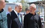 Le Premier ministre Benjamin Netanyahu (à gauche) et le chef du Shin Bet, Ronen Bar, lors d'un toast avant Pessah, le 4 avril 2023. (Crédit : Kobi Gideon/GPO)