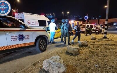 Médecins sur les lieux d’une fusillade au carrefour Geva Binyamin en Cisjordanie, près de Jérusalem, le 6 avril 2023. (Crédit : Sauveteurs Sans Frontières)