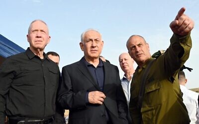 Le ministre de la Défense Yoav Gallant, à gauche, et le Premier ministre Benjamin Netanyahu avec le chef du Commandement du Centre Yehuda Fox sur les lieux d'un attentat terroriste, dans la vallée du Jourdain, le 7 avril 2023. (Crédit : Haim Zach/GPO)