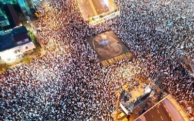 Des dizaines de milliers de personnes manifestant contre la loi de réforme du système judiciaire pendant les fêtes de Pessah, à Tel Aviv, le 8 avril 2023. (Crédit : Gitaï Palti)