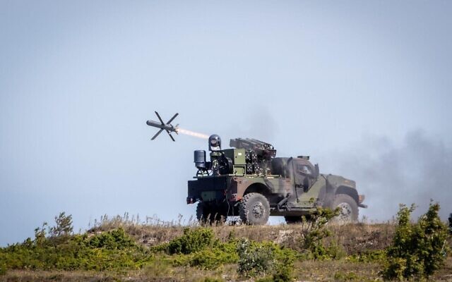 Un missile anti-char Spike lancé, sur une photo publiée le 9 avril 2023. (Crédit : Rafael Advanced Systems) Un missile anti-char Spike lancé, sur une photo publiée le 9 avril 2023. (Crédit : Rafael Advanced Systems)