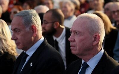 Le Premier ministre Benjamin Netanyahu, à gauche, et le ministre de la Défense Yoav Gallant lors d'une cérémonie en hommage aux soldats d'Etzel tombés au combat  à Tel Aviv, le 16 avril 2023. (Crédit : Ariel Hermoni/Ministère de la Défense)