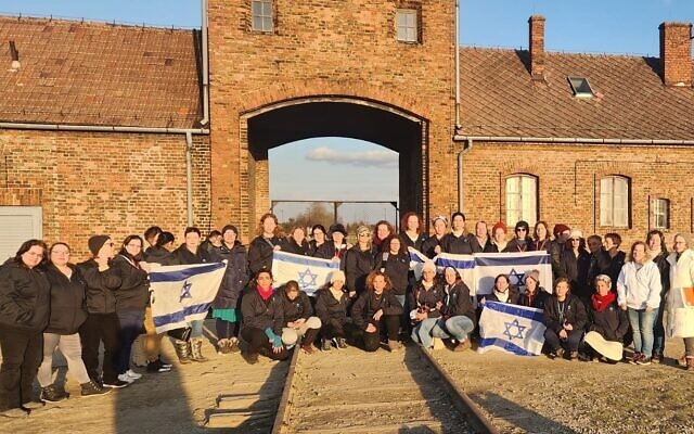 Une délégation de l'Association des sages-femmes d'Israël en Pologne à l'occasion de Yom HaShoah, le 18 avril 2023. (Crédit : association des sages-femmes d'Israël)