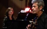 La pianiste Larissa Eliyahu, à gauche, et son époux, le joueur de Târ Piris Eliyahu, joueront ensemble pour la toute première fois en 41 ans de mariage le 20 avril 2023 à la Confederation House de Jérusalem. (Autorisation : Peter Vit)