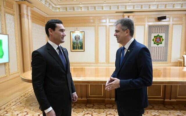 Le ministre des Affaires étrangères Eli Cohen rencontre le président turkmène Serdar Berdimuhamedov à Ashgabat, le 20 avril 2023. (Crédit : Shlomi Amsalem/GPO) Le ministre des Affaires étrangères Eli Cohen rencontre le président turkmène Serdar Berdimuhamedov à Ashgabat, le 20 avril 2023. (Crédit : Shlomi Amsalem/GPO)