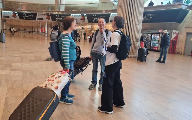 Des militants israéliens accueillant les passagers, pour discuter du remaniement judiciaire en cours dans le pays, à leur arrivée à l'aéroport international Ben Gurion, le 21 avril 2023. (Crédit : Ben Gurion Airport Ask Me About Democracy Team) Des militants israéliens accueillant les passagers, pour discuter du remaniement judiciaire en cours dans le pays, à leur arrivée à l'aéroport international Ben Gurion, le 21 avril 2023. (Crédit : Ben Gurion Airport Ask Me About Democracy Team)
