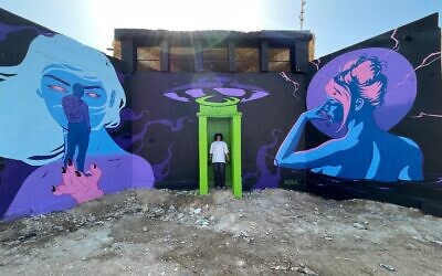 L'artiste James Haunt a réalisé une fresque sur une caserne jordanienne abandonnée sur les rives de la mer Morte dans le cadre du projet Artists 4 Israel pour la Journée de la terre, le 22 avril 2023. (Autorisation : Artists 4 Israel)