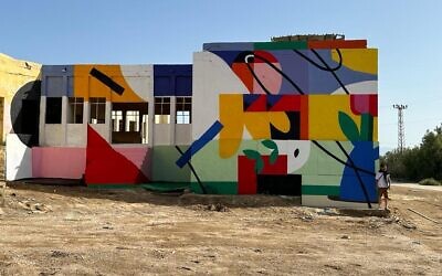 L'artiste Iker Muro a réalisé une fresque sur une caserne jordanienne abandonnée sur les rives de la mer Morte dans le cadre du projet Artists 4 Israel pour la Journée de la terre, le 22 avril 2023. (Autorisation : Artists 4 Israel)