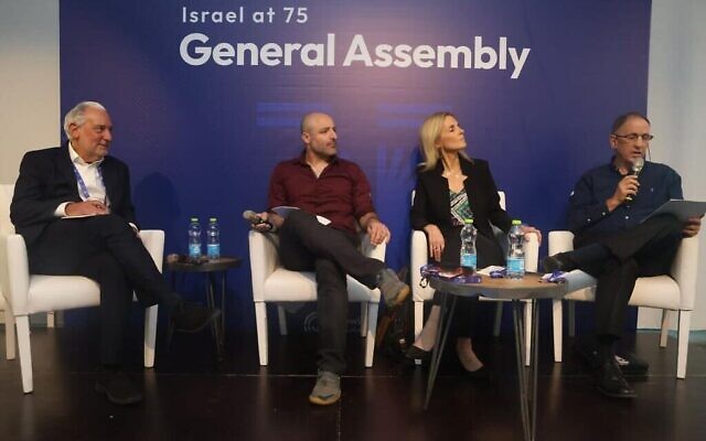 Des manifestants contre la refonte judiciaire participent à un panel de l'Assemblée générale des JFNA.  De gauche à droite : Eric Fingerhut (président des JFNA), Yiftach Golov, Ronit Harpaz, Asaf Agmon, à Tel Aviv, le 24 avril 2023. (Crédit : Jewish Federations of North America/AG)