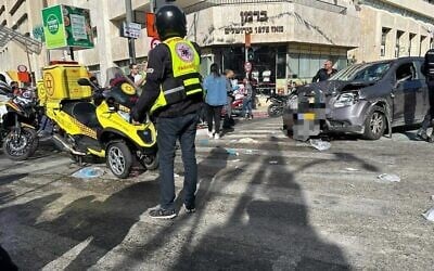 La scène d'un attentat présumé à la voiture bélier à Jérusalem, le 24 avril 2023 (Crédit : Magen David Adom)
