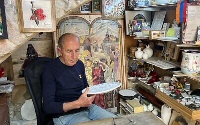 Le potier arménien Vic Lepejian dans son studio de la Vieille Ville, le 23 avril 2023. (Crédit : Lazar Berman/Times of Israel)
