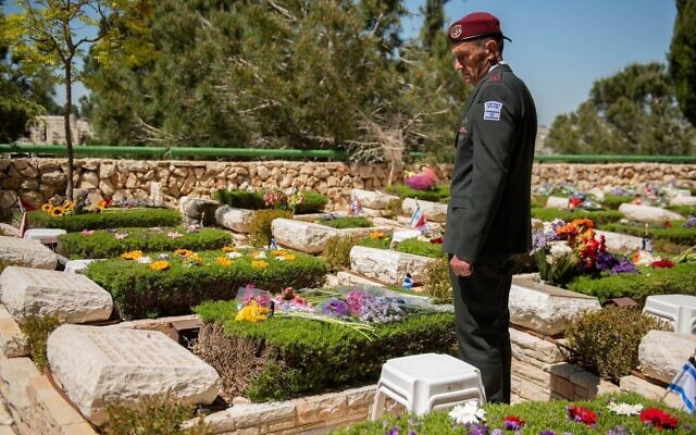 Le chef d'état-major de Tsahal Herzi Halevi se rend sur la tombe de son oncle, dont il porte le nom, au cimetière militaire du Mont Herzl à Jérusalem, le 25 avril 2023. (Crédit : armée israélienne) Le chef d'état-major de Tsahal Herzi Halevi se rend sur la tombe de son oncle, dont il porte le nom, au cimetière militaire du Mont Herzl à Jérusalem, le 25 avril 2023. (Crédit : armée israélienne)