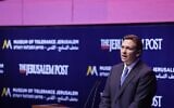 Le gouverneur de Floride Ron DeSantis s'exprimant, à Jérusalem, le 27 avril 2023. (Crédit : Marc Israel Sellem/Jerusalem Post/pool)