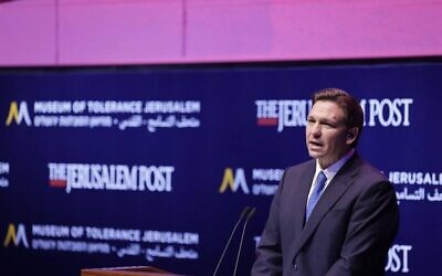 Le gouverneur de Floride Ron DeSantis s'exprimant, à Jérusalem, le 27 avril 2023. (Crédit : Marc Israel Sellem/Jerusalem Post/pool)