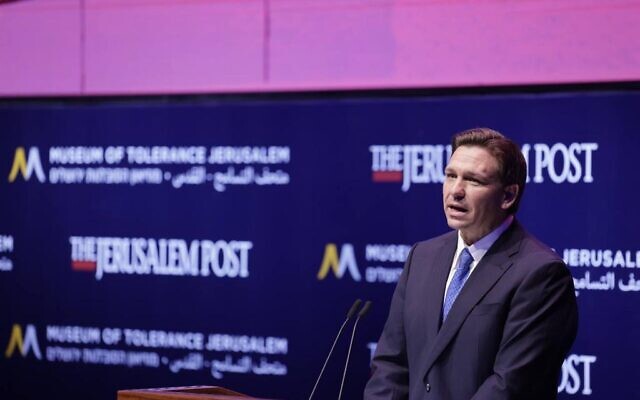 Le gouverneur de Floride Ron DeSantis s'exprimant, à Jérusalem, le 27 avril 2023. (Crédit : Marc Israel Sellem/Jerusalem Post/pool) Le gouverneur de Floride Ron DeSantis s'exprimant, à Jérusalem, le 27 avril 2023. (Crédit : Marc Israel Sellem/Jerusalem Post/pool)