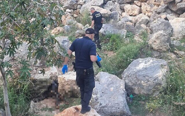 La police sur le site où le corps d'un homme d'une cinquantaine d'années a été retrouvé entre les communautés de Lapid et Hashmonaïm, près de la ville centrale de Modiin, le 29 avril 2023. (Crédit : Police israélienne) La police sur le site où le corps d'un homme d'une cinquantaine d'années a été retrouvé entre les communautés de Lapid et Hashmonaïm, près de la ville centrale de Modiin, le 29 avril 2023. (Crédit : Police israélienne)