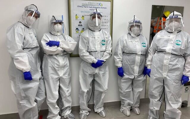 Le personnel de l'hôpital Herzog dans le service COVID, à Jérusalem, au plus fort de la pandémie. (Crédit : Hôpital Herzog) Le personnel de l'hôpital Herzog dans le service COVID, à Jérusalem, au plus fort de la pandémie. (Crédit : Hôpital Herzog)
