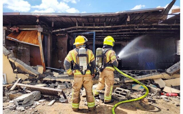 Les pompiers maîtrisent un incendie dans une habitation de Tel Sheva, le 30 avril 2023. (Crédit : services des incendies et des secours)