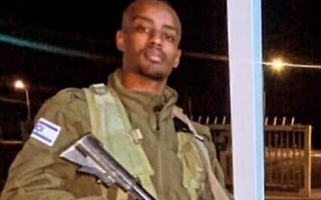 Le caporal Baruch Kabarta, tué par une décharge accidentelle dans une base militaire près de Jérusalem le 3 janvier 2022. (Crédit : Armée israélienne) Le caporal Baruch Kabarta, tué par une décharge accidentelle dans une base militaire près de Jérusalem le 3 janvier 2022. (Crédit : Armée israélienne)