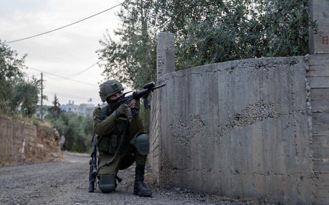 Des troupes israéliennes en opération, en Cisjordanie, le 10 avril 2023. (Crédit : Armée israélienne) Des troupes israéliennes en opération, en Cisjordanie, le 10 avril 2023. (Crédit : Armée israélienne)