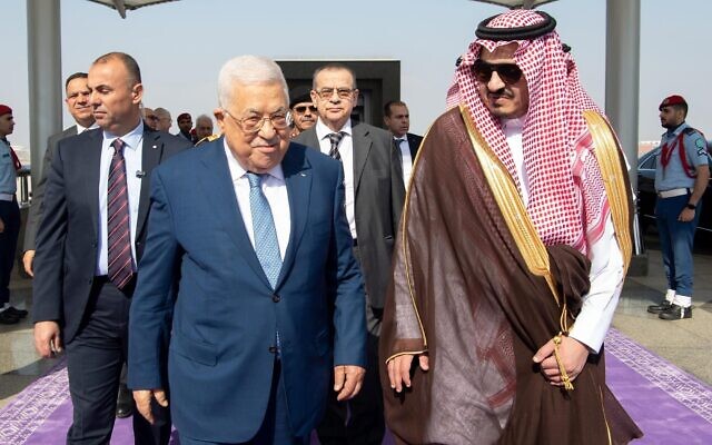 Le président de l'Autorité palestinienne Mahmoud Abbas (à gauche) est accueilli par le prince Badr bin Sultan bin Abdulaziz Al Saud (à droite) à l'aéroport de Jeddah, le 17 avril 2023. (Crédit : Wafa) Le président de l'Autorité palestinienne Mahmoud Abbas (à gauche) est accueilli par le prince Badr bin Sultan bin Abdulaziz Al Saud (à droite) à l'aéroport de Jeddah, le 17 avril 2023. (Crédit : Wafa)
