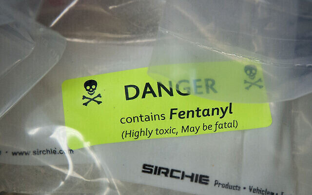 Sac muni d’une étiquette mettant en garde contre les dangers du fentanyl. Le sac provient d’une importante saisie de drogue, au bureau du procureur général de New York, le 23 septembre 2016, à New York. (Crédit : Drew Angerer / Getty Images via l'AFP)