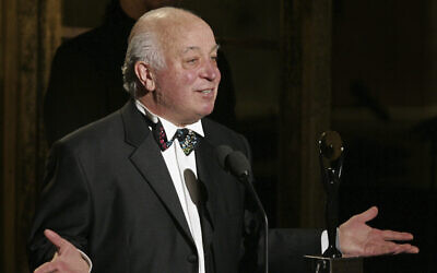 Seymour Stein reçoit son prix lors de la cérémonie d'intronisation au Rock and Roll Hall of Fame, à New York, le 14 mars 2005. (Crédit : AP Photo/Julie Jacobson/File)