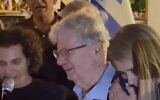 L’ancien juge en chef Aharon Barak, en larmes, alors que ses soutiens entonnent l’hymne national israélien devant sa maison de Tel Aviv, le 20 avril 2023. (Capture d’écran, Twitter / Utilisé conformément à l’article 27a de la Loi sur les droits d’auteur)