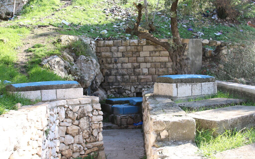  La tombe de Rabbi Ovadia ben Abraham de Bertanora, dans la vallée du Kidron. (Crédit : Shmuel Bar-Am)
