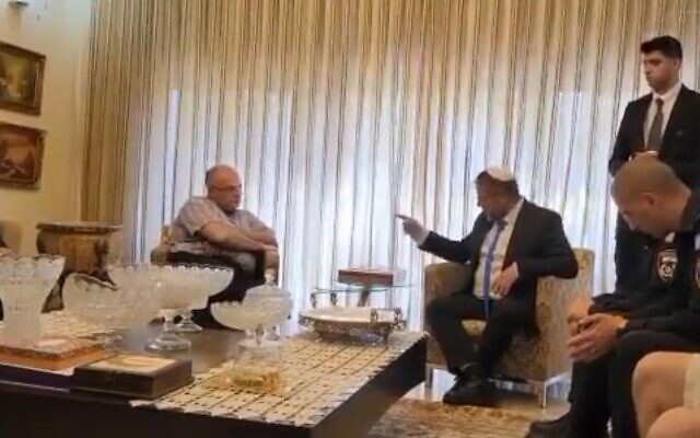 Le ministre de la Sécurité nationale, Itamar Ben Gvir, rencontrant le maire de Taïbe, Shuaa Masarwa Mansour, à son domicile, dans une vidéo qui a apparemment fait l'objet d'une fuite, le 21 avril 2023. (Crédit : Capture d'écran de la vidéo) Le ministre de la Sécurité nationale, Itamar Ben Gvir, rencontrant le maire de Taïbe, Shuaa Masarwa Mansour, à son domicile, dans une vidéo qui a apparemment fait l'objet d'une fuite, le 21 avril 2023. (Crédit : Capture d'écran de la vidéo)
