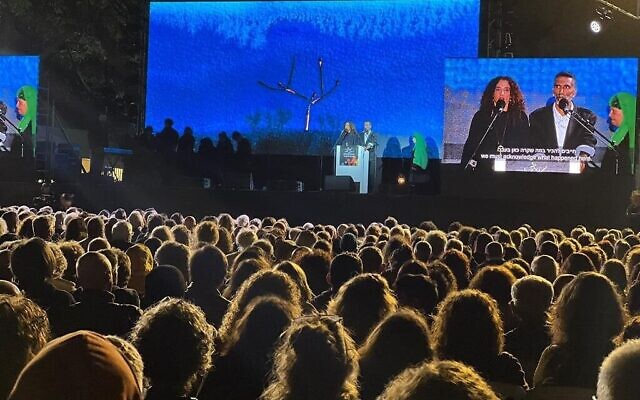 Cérémonie commémorative israélo-palestinienne, à Tel Aviv, le 24 avril 2023. (Crédit : Gili Getz)