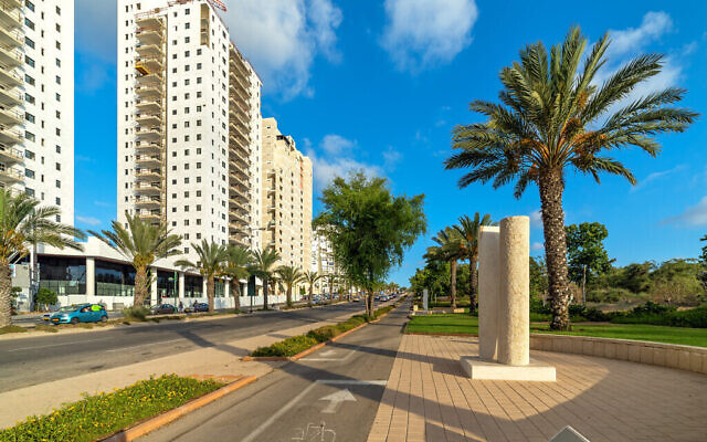 Illustration : Immeubles résidentiels à plusieurs étages, à Ashkelon, en mai 2022. (Crédit : rglinsky via iStock by Getty Images)