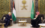 Le dirigeant de l'Autorité palestinienne Mahmoud Abbas (à gauche) rencontrant le prince héritier d'Arabie saoudite Mohammed ben Salmane, dans la ville portuaire saoudienne de Jeddah, le 19 avril 2023. (Crédit : Wafa)