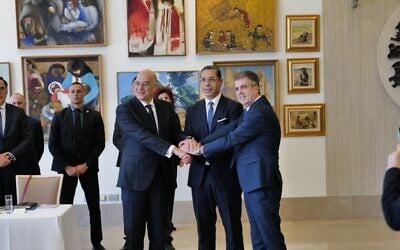 Le ministre des Affaires étrangères  Eli Cohen, à droite, rencontre son homologue chypriote, Konstantinos Kombos, au centre et son homologue grec, Nikos Dendias, à gauche, à Nicosia, à Chypre, le 31 mars 2023. (Crédit : Israeli Embassy in Cyprus via The Foreign Ministry site)