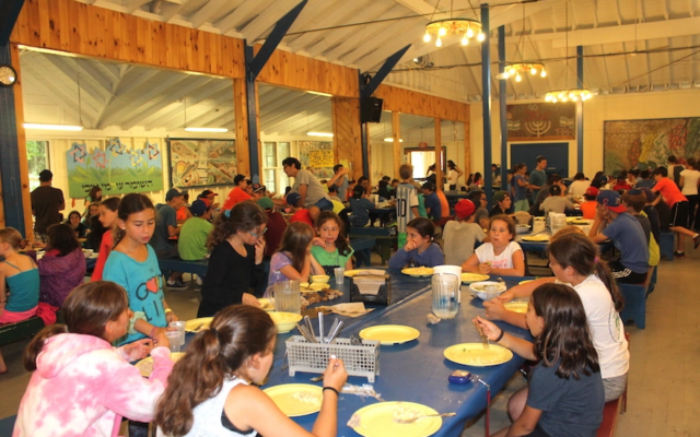 Les jeunes dans la salle à manger du camp Ramah dans le Berkshires, à Wingdale, dans l'état de New York. (Crédit : Uriel Heilman/JTA)
