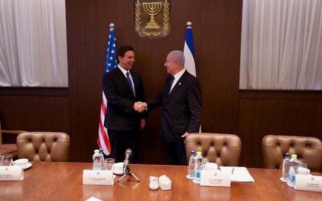 Le gouverneur de Floride Ron DeSantis rencontrant le Premier ministre Benjamin Netanyahu, à Jérusalem, le 28 avril 2023. (Crédit : Bureau exécutif du gouverneur) Le gouverneur de Floride Ron DeSantis rencontrant le Premier ministre Benjamin Netanyahu, à Jérusalem, le 28 avril 2023. (Crédit : Bureau exécutif du gouverneur)